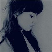 professeure d'Anglais d'un pays européen avec beaucoup d'expérience dans l'enseignement aux élèves du primaire, collège et lycée